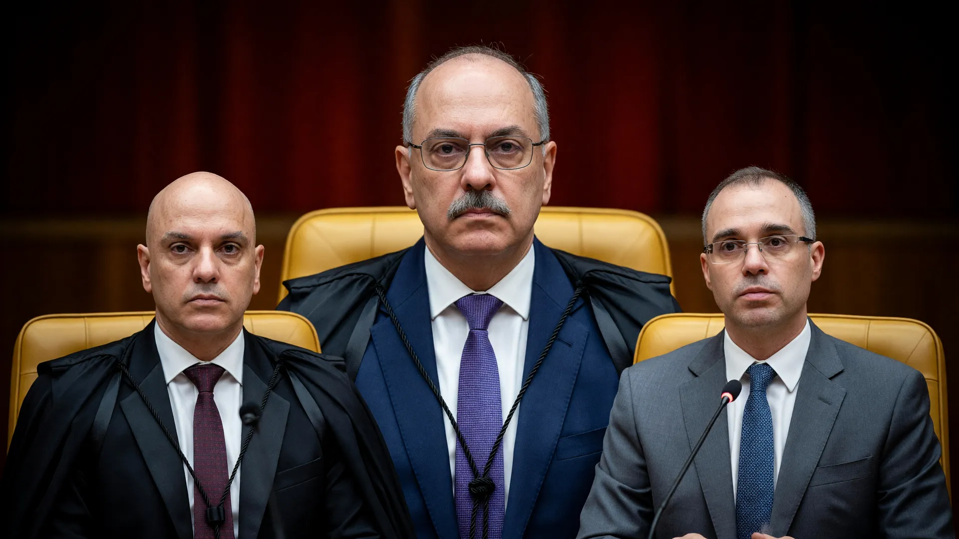 Fachin assume o controle da disputa entre Moraes e Mendonça no STF em crise institucional