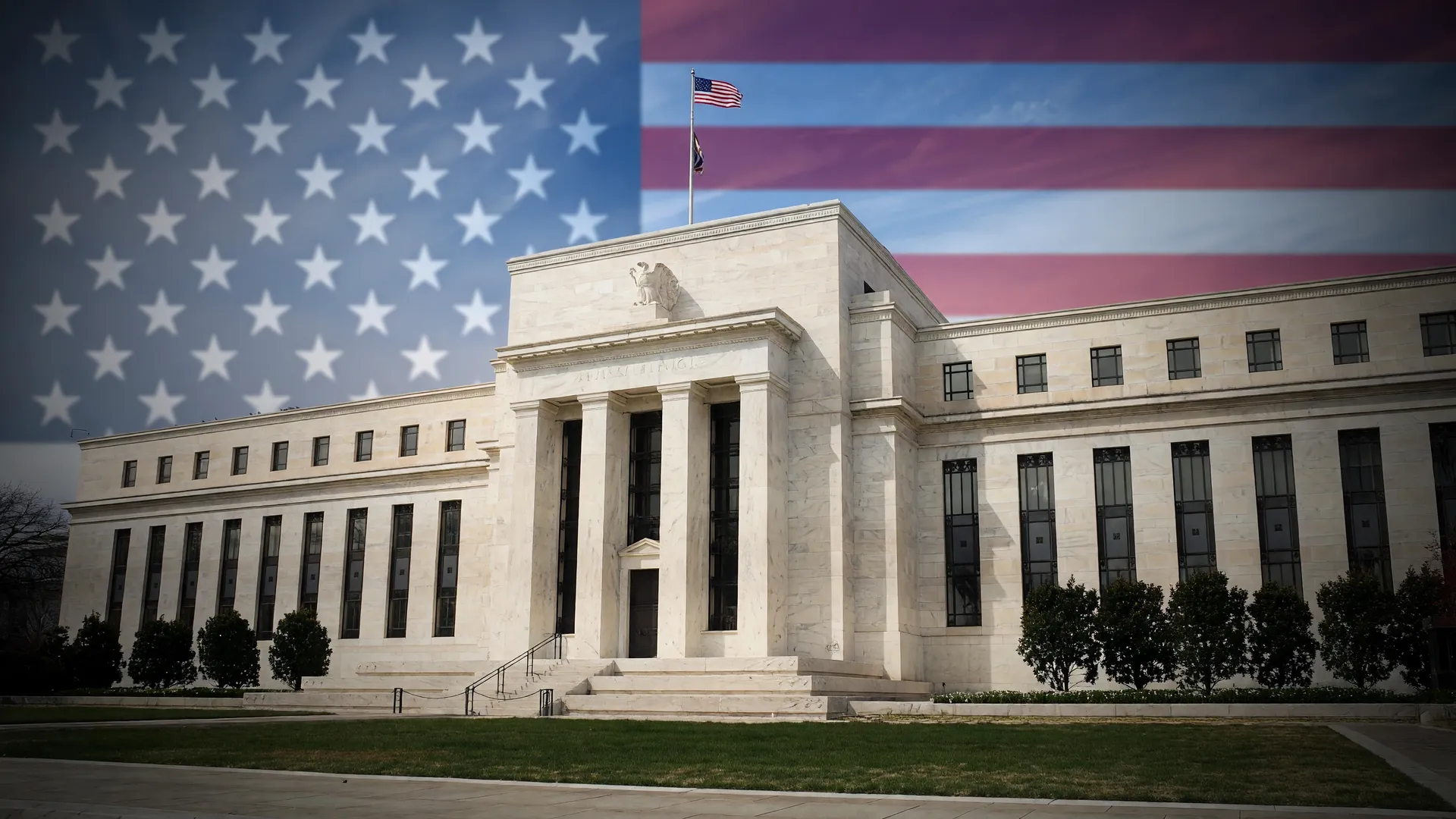 Fachada do Federal Reserve em Washington com bandeira americana, cenário do dólar sobe payroll EUA