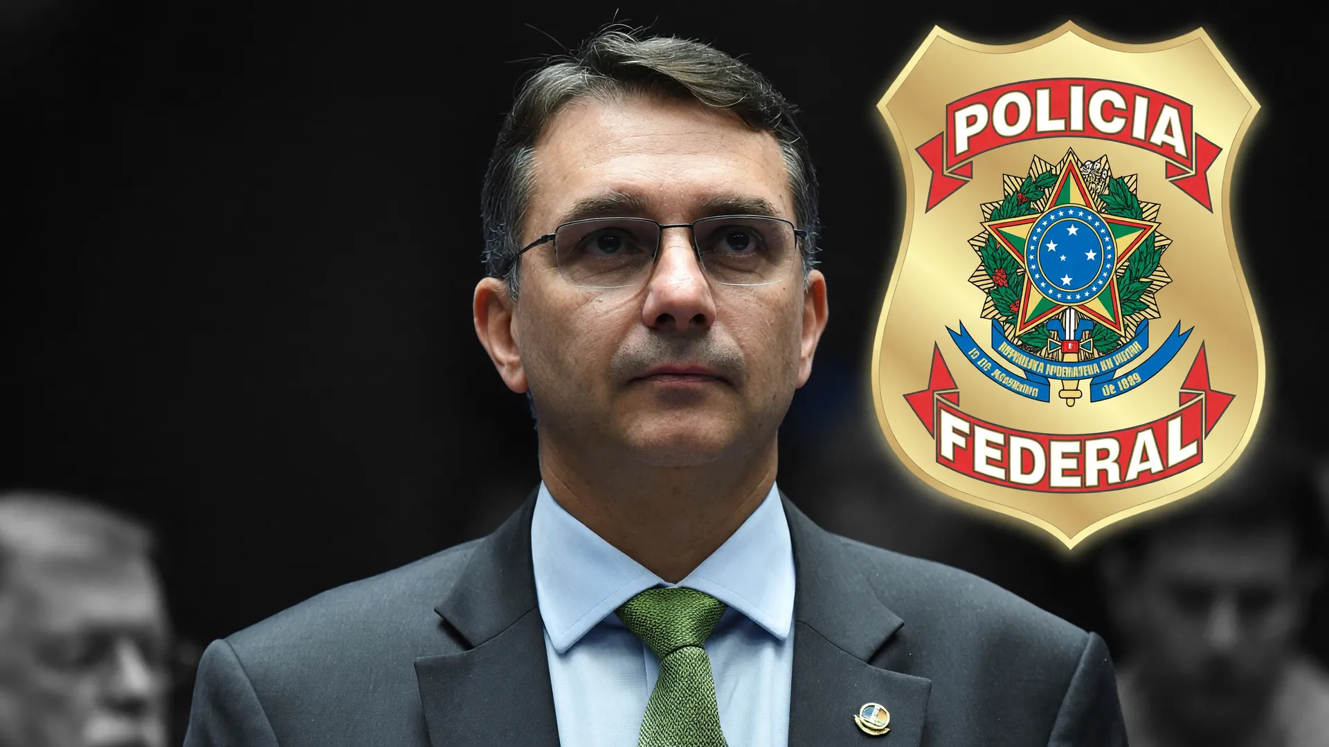 Flávio Bolsonaro e brasão da Polícia Federal ilustram emenda de Flávio Bolsonaro a miliciano sob investigação