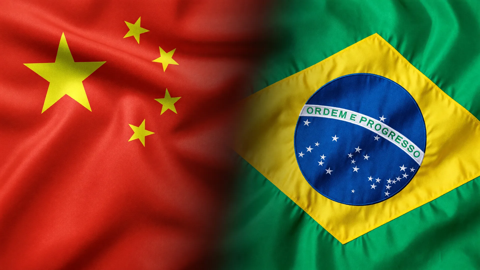 Bandeiras de China e Brasil simbolizam rivalidade nas exportações de frango da China frente à liderança brasileira