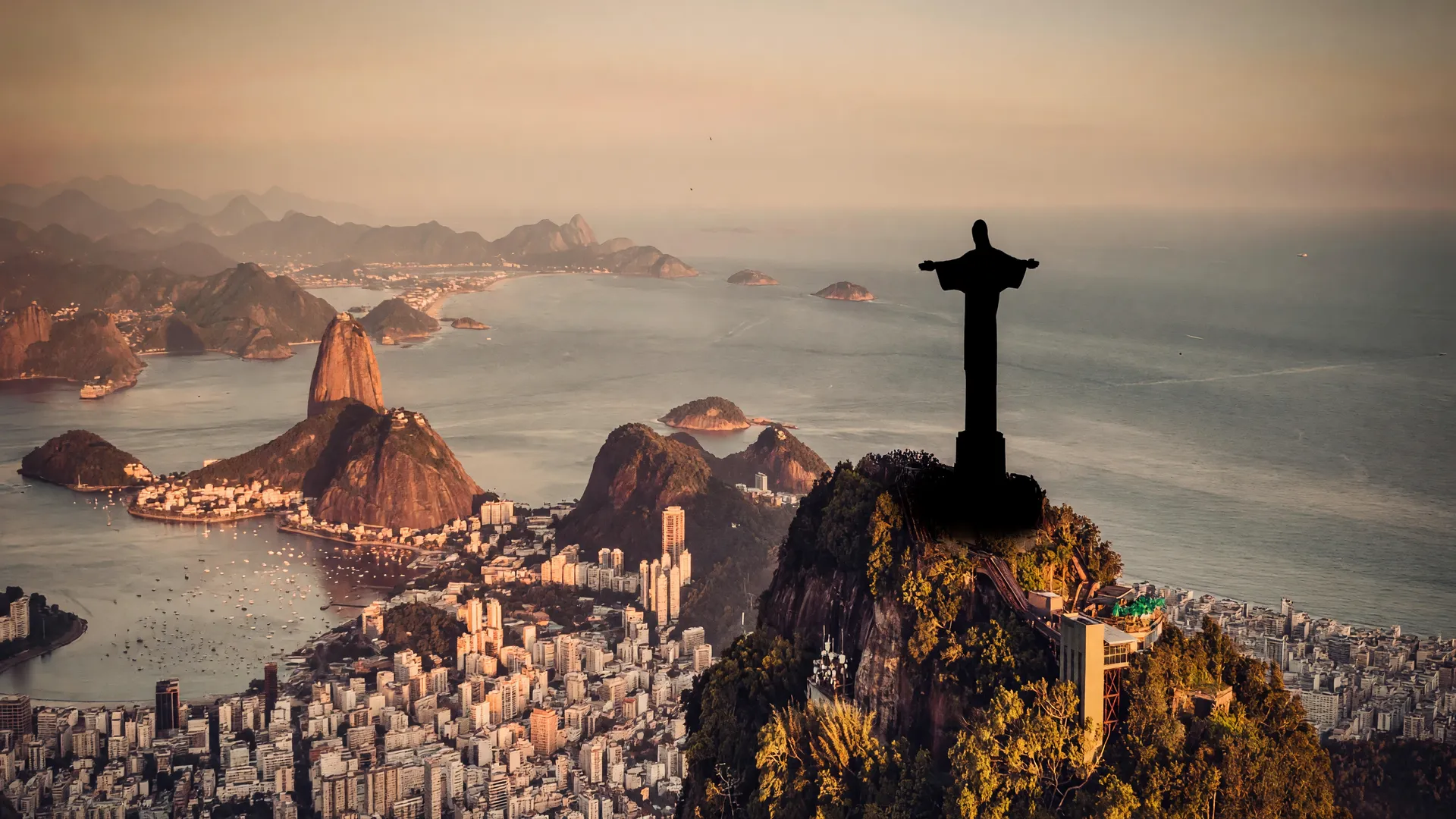 Rio de Janeiro sob neblina alaranjada ao entardecer, ilustrando a exposição ao ozônio no Rio.