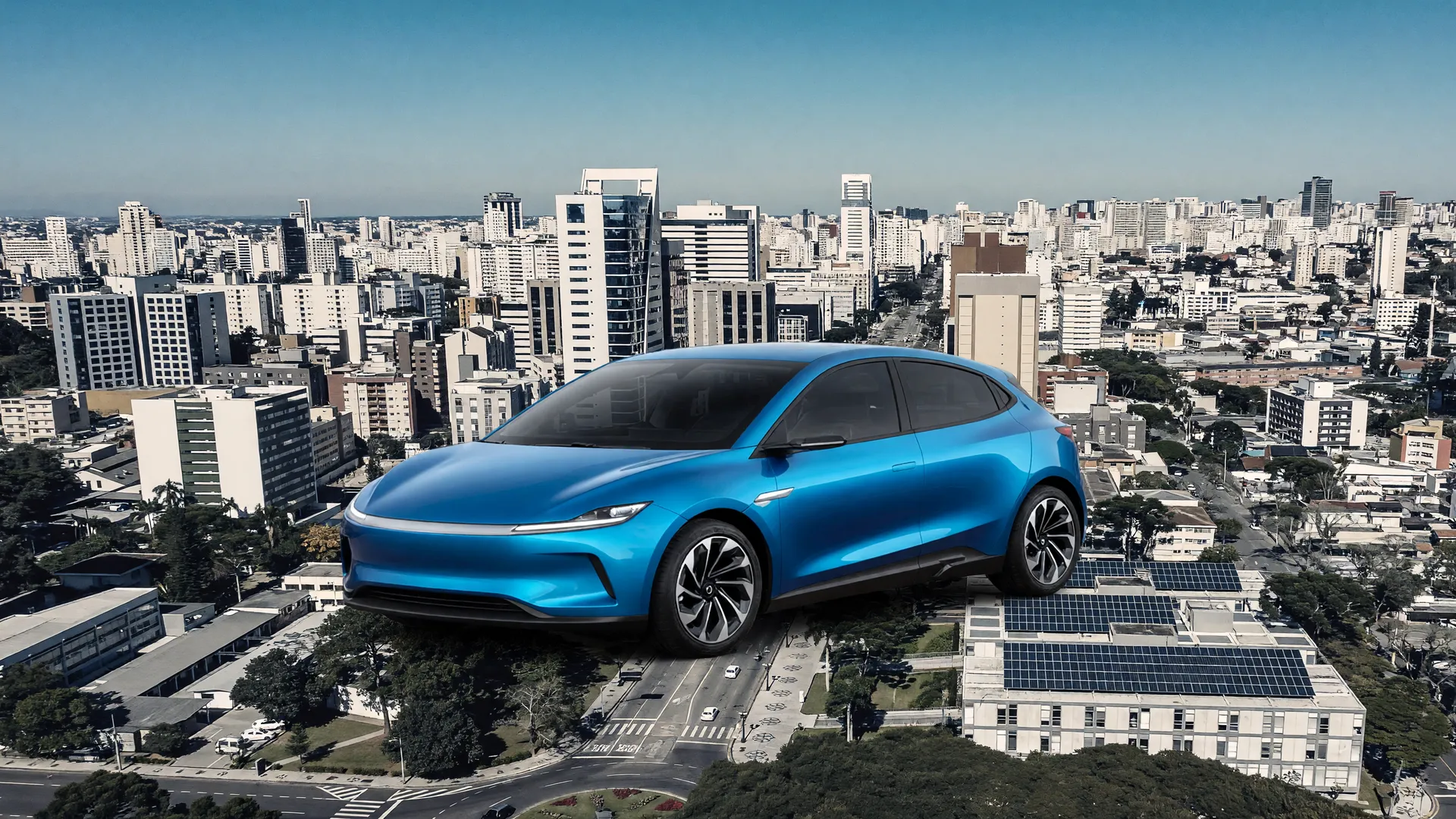 Carro elétrico moderno com skyline de Curitiba ao fundo, ilustrando o plano de fabricar carros elétricos no Brasil