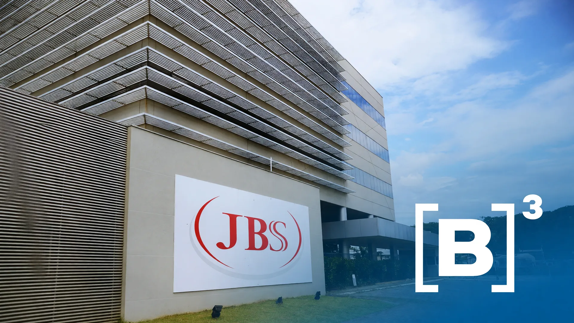 Fábrica da JBS e logotipo da B3 ilustram o fechamento de capital da JBS com ações mantidas na bolsa