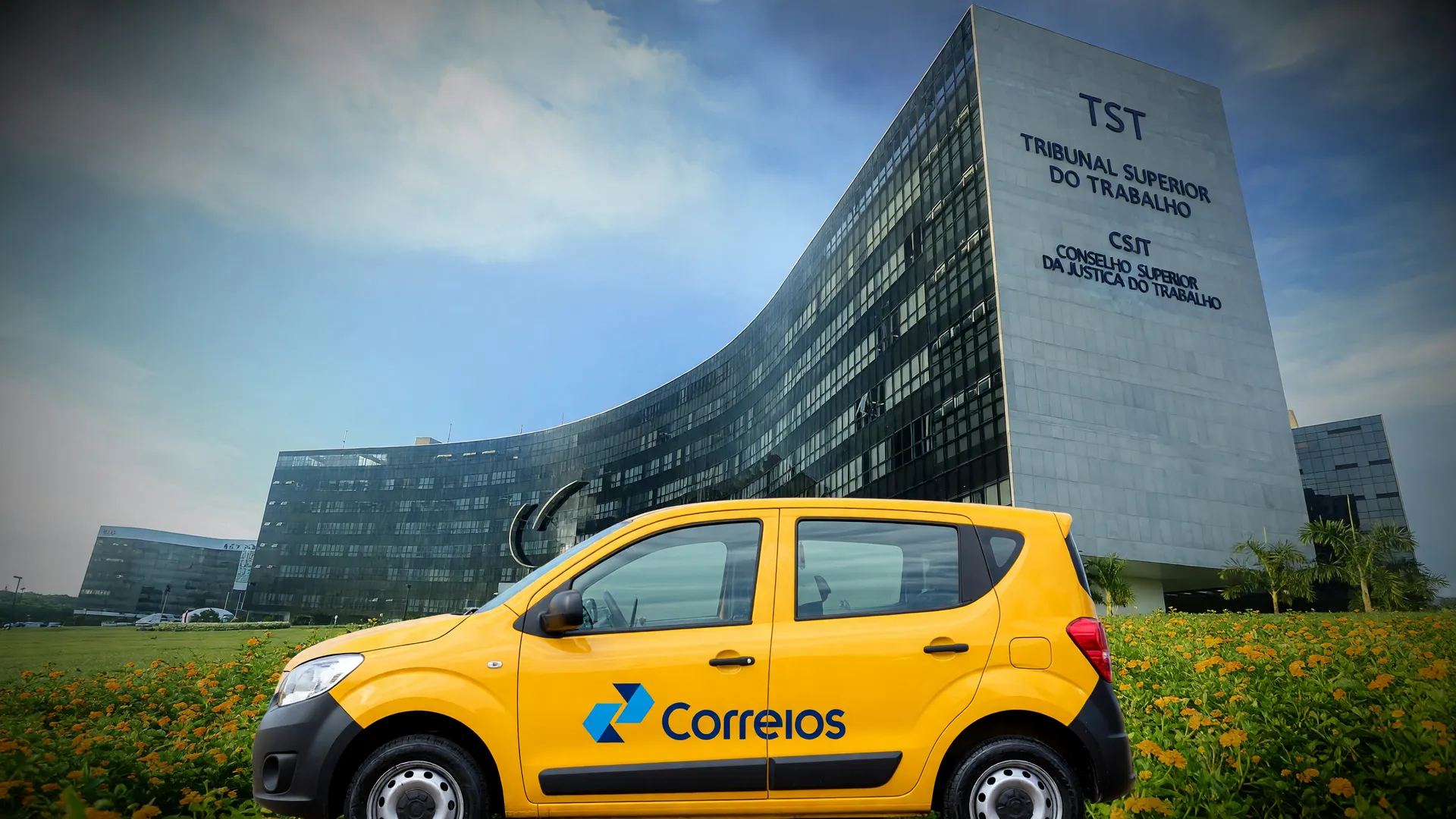 Fachada do TST ao lado de veículo dos Correios, remetendo à greve dos Correios no TST