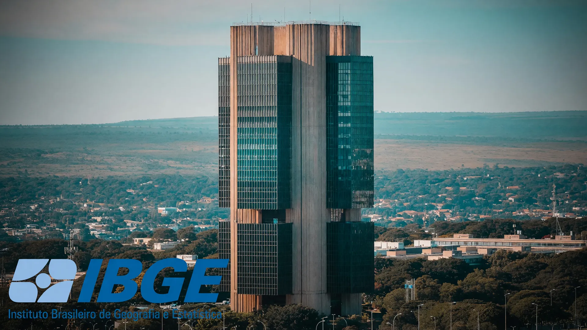 Sede do Banco Central e símbolo do IBGE ilustram dados do IPCA-15 de setembro e impacto no corte de juros