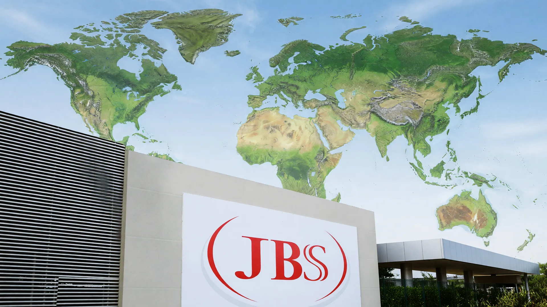 Fábrica JBS em destaque com mapa da América Latina ao fundo, simbolizando a JBS Viva união de couros em escala continental