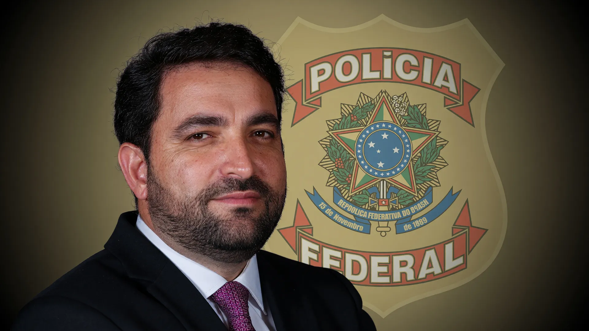 Retrato de advogado investigado por lavagem de dinheiro em apostas online, com brasão da Polícia Federal ao fundo