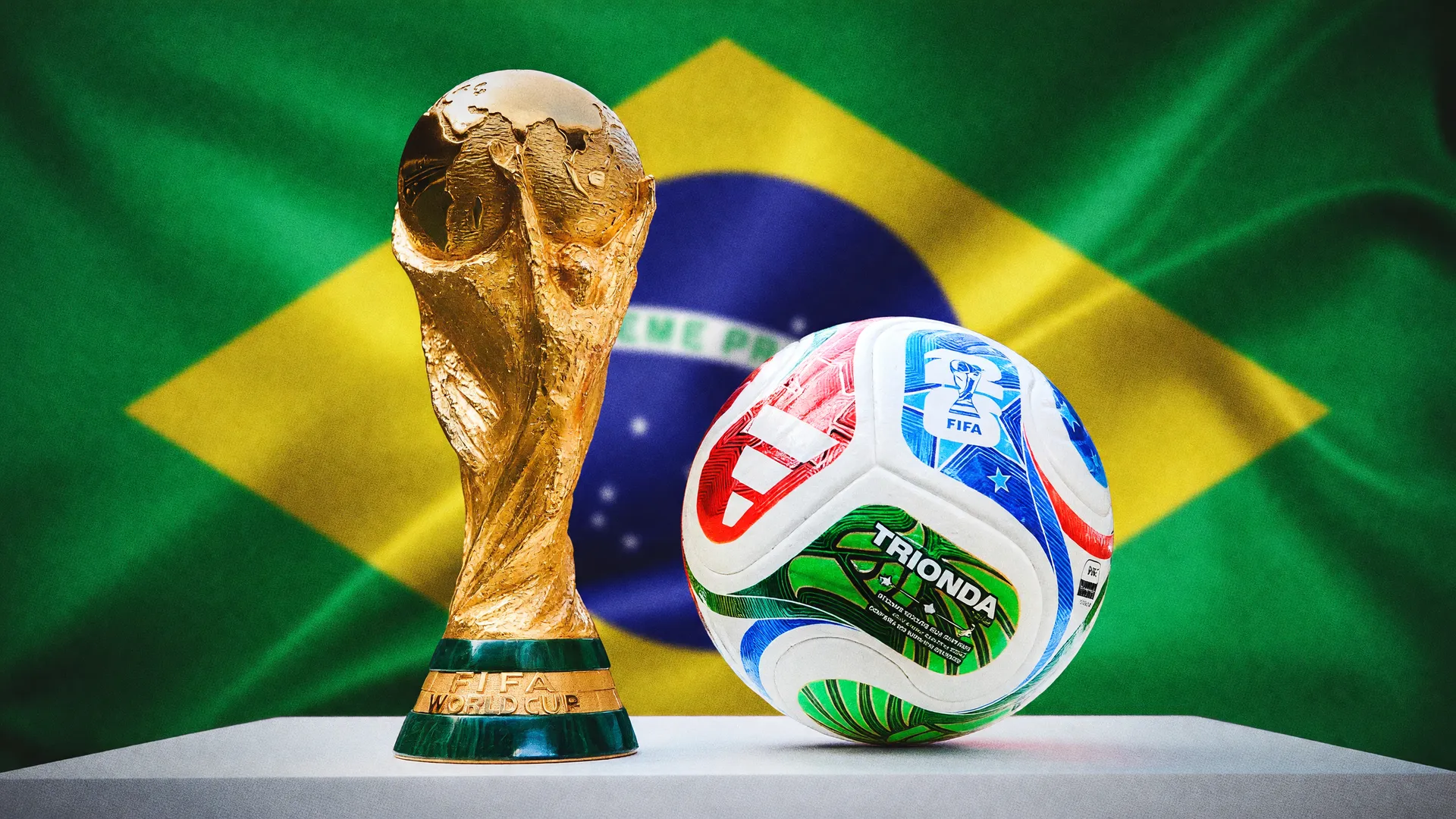 Troféu e bola da Copa do Mundo com a bandeira do Brasil ao fundo, simbolizando a lei do futebol feminino
