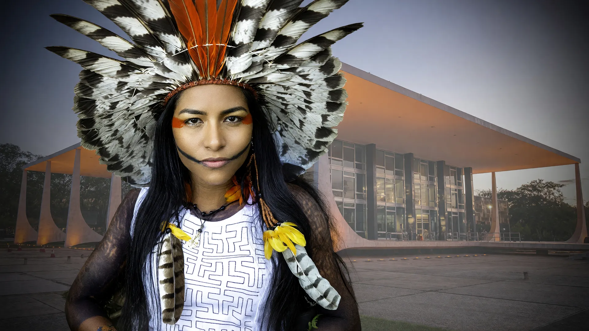 Juma Xipaia lidera protesto contra a mina de ouro Belo Sun no Xingu, com o STF ao fundo simbolizando a decisão judicial
