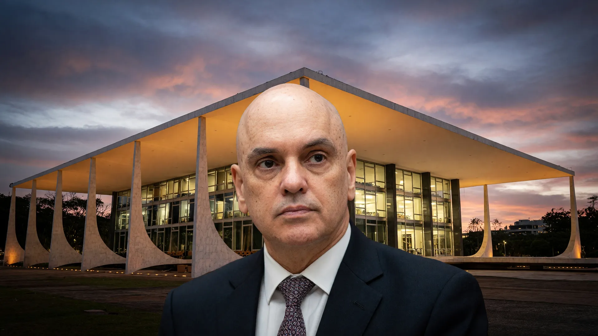 Alexandre de Moraes diante da fachada do STF, no debate sobre Moraes participar sessão STF