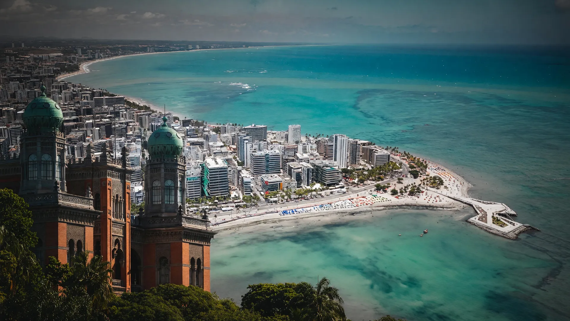 Vista aérea de Maceió e Fiocruz em composição sombria sobre mortes por alergia no Brasil