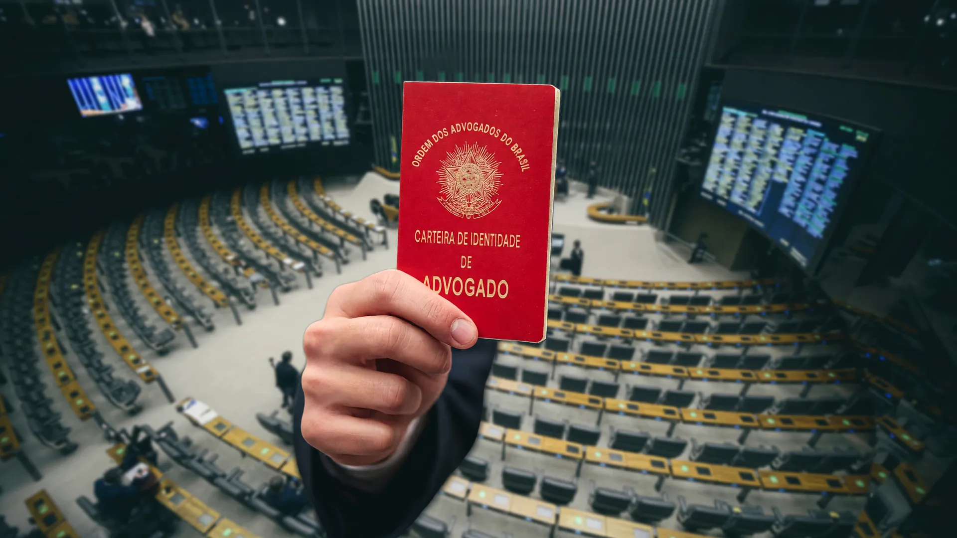Nova lei estrutura da OAB: advogado exibe carteira da OAB com plenário da Câmara dos Deputados ao fundo