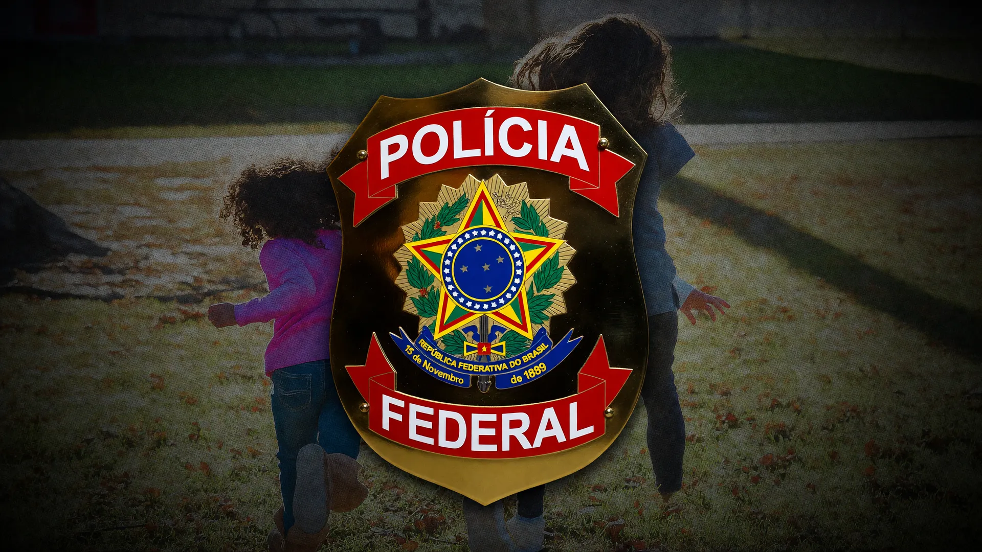Distintivo da Polícia Federal e crianças ao fundo em imagem sobre operação PF abuso sexual infantojuvenil