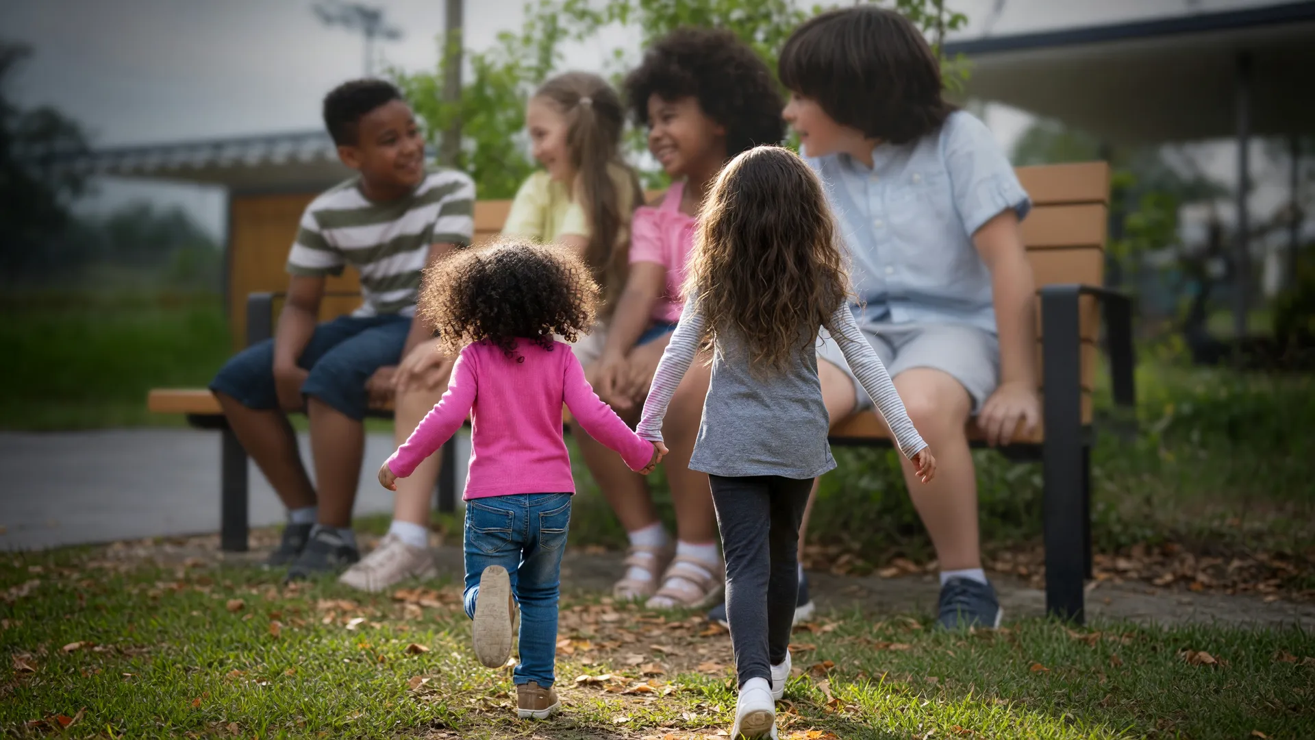 Crianças sorridentes representam infância que Unicef defende proteger da palmada como forma de disciplina.
