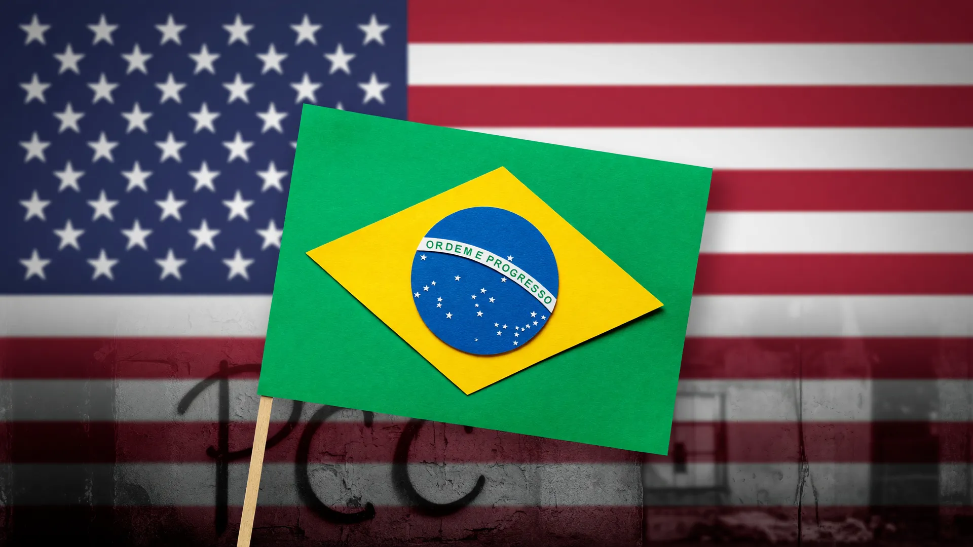 Bandeiras do Brasil e dos EUA simbolizam a tensão diplomática após lista citar PCC e CV narcoterroristas