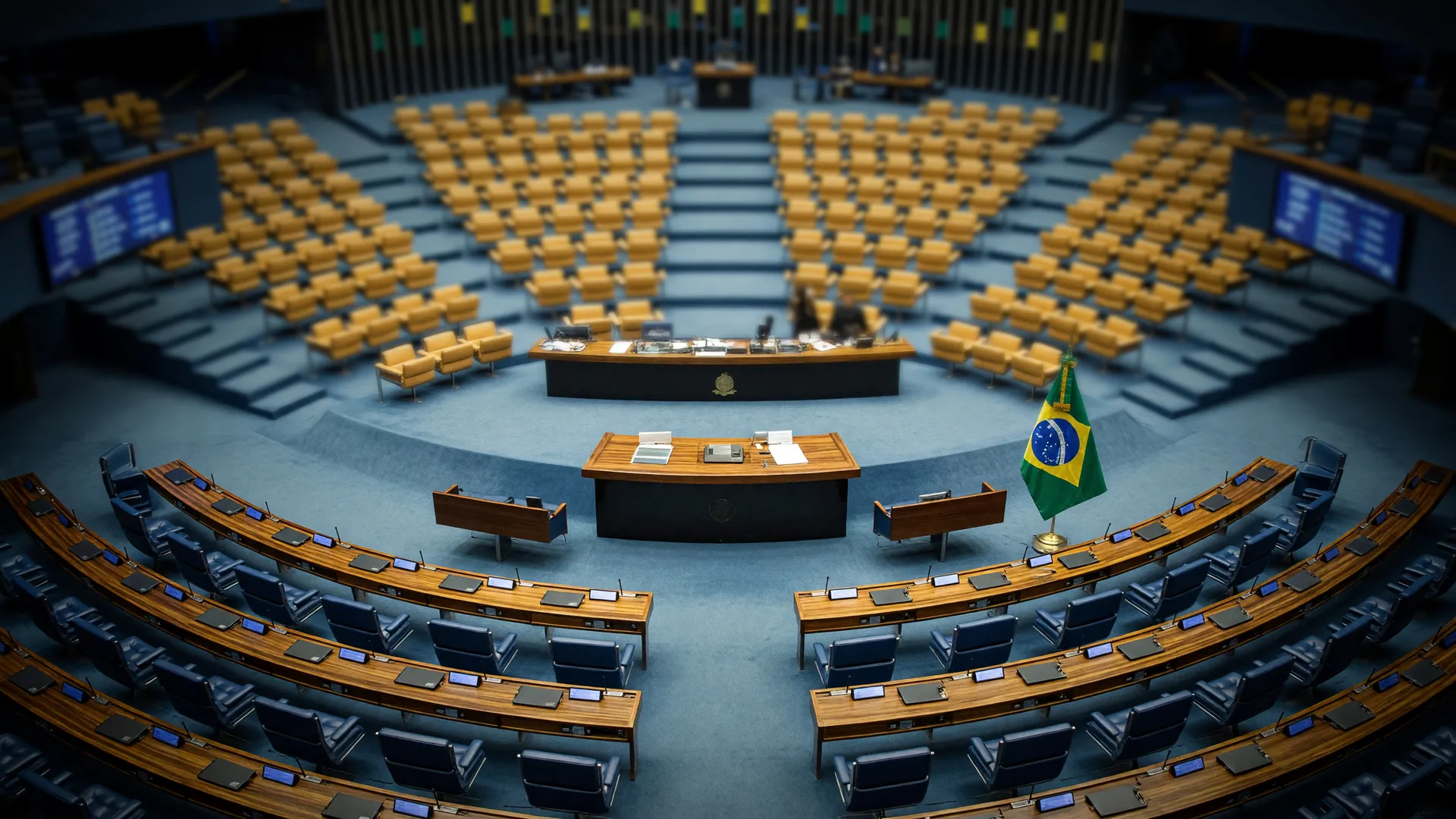 Plenário do Senado Federal na votação da PEC da Segurança bets, com cadeiras azuis e bandeira do Brasil