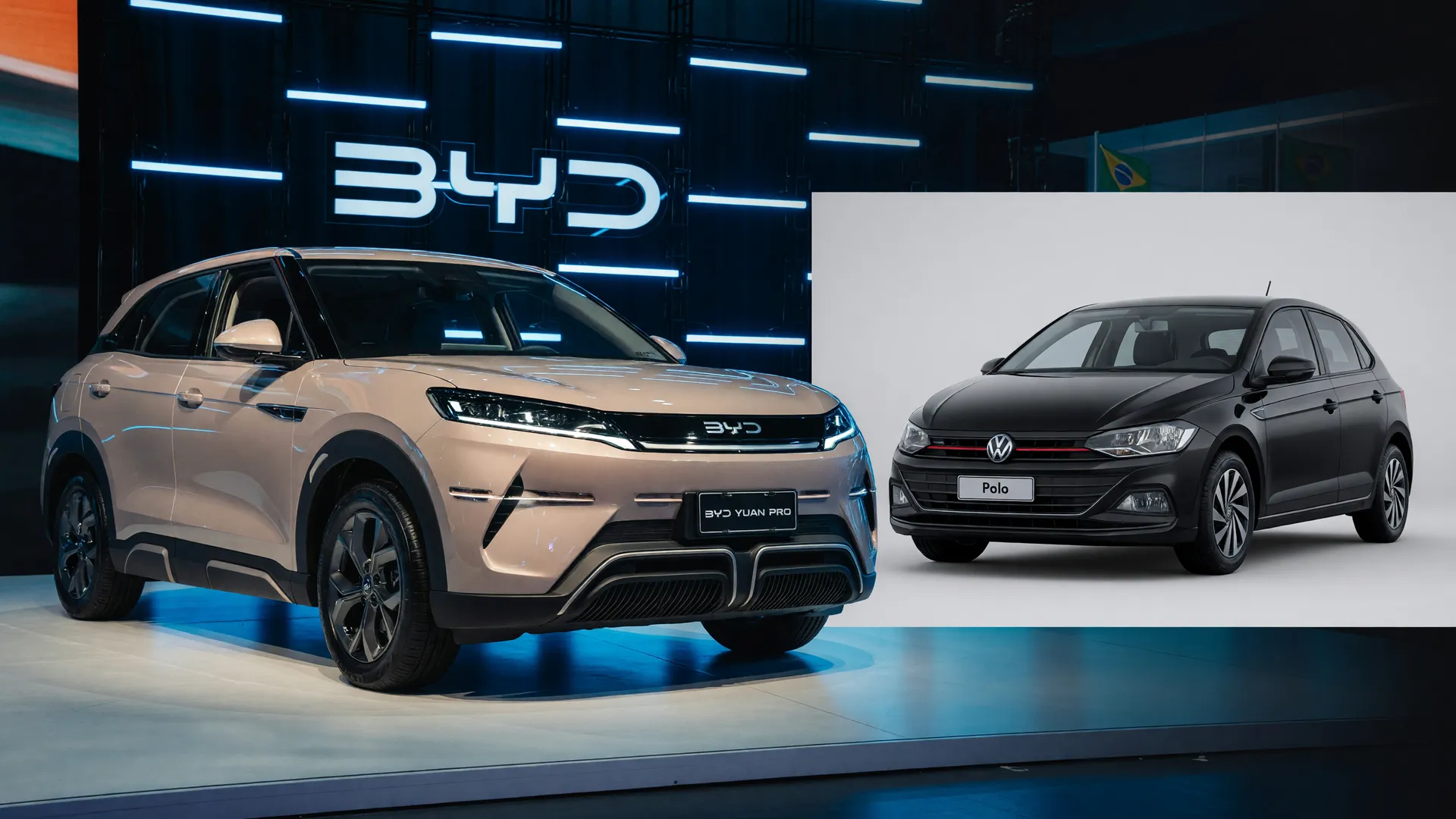 BYD Yuan Pro novo ao lado de Volkswagen Polo seminovo, simbolizando a queda no preço dos carros seminovos