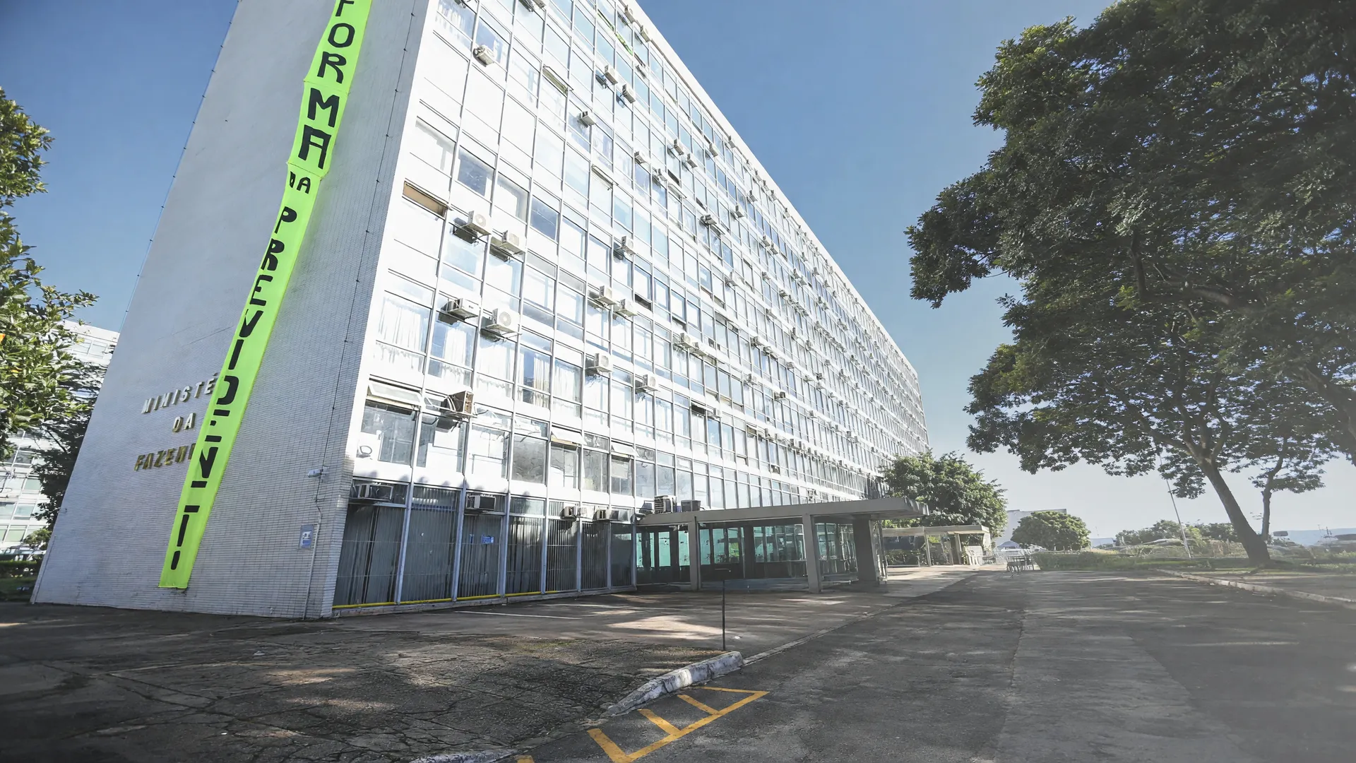 Fachada do Ministério da Fazenda em Brasília ilustra previsão de crescimento da economia 2026 revisada para baixo