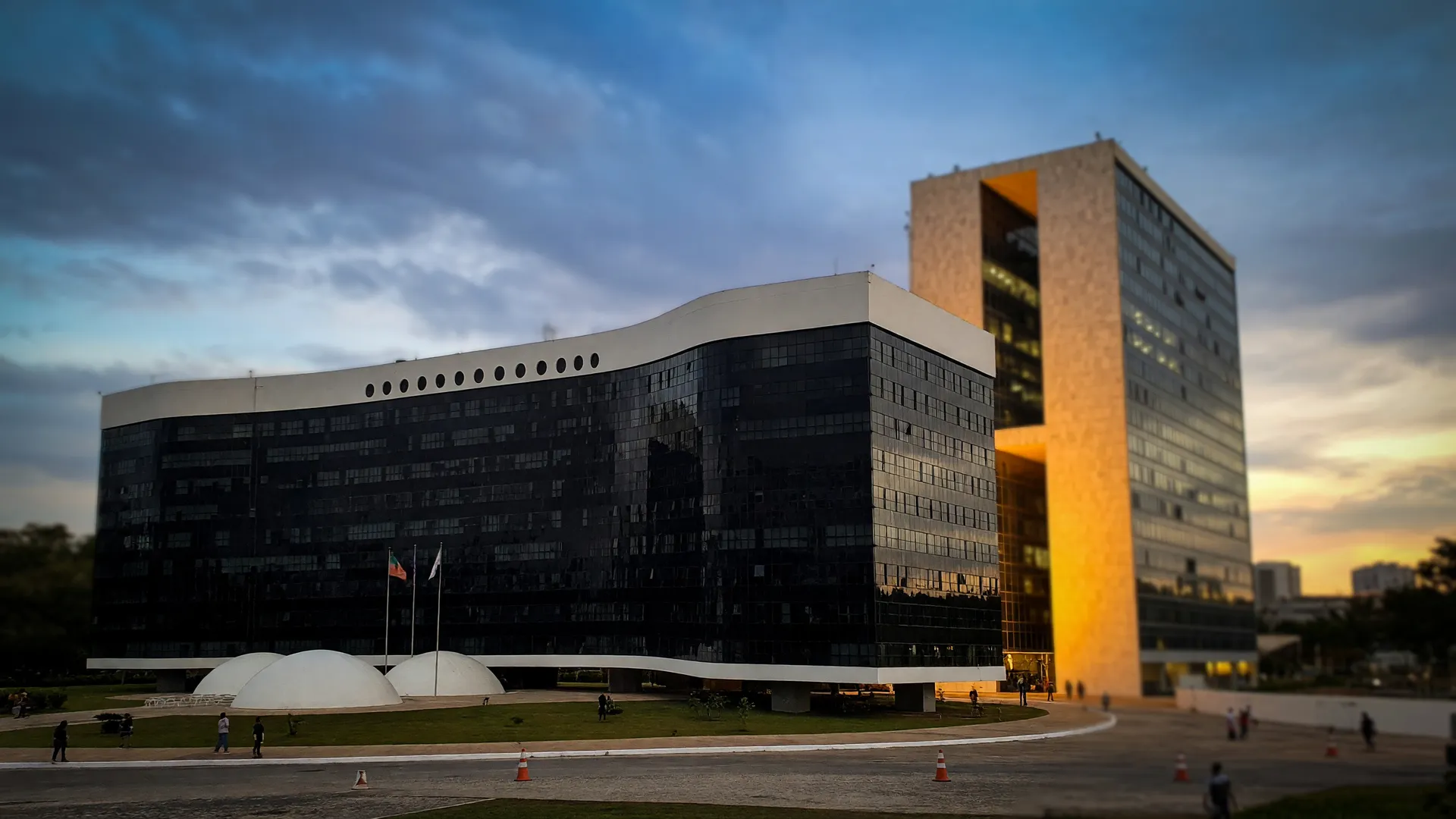 Fachada do TSE em perspectiva dramática, símbolo da proteção eleitoral contra a PRF blitz no dia da votação