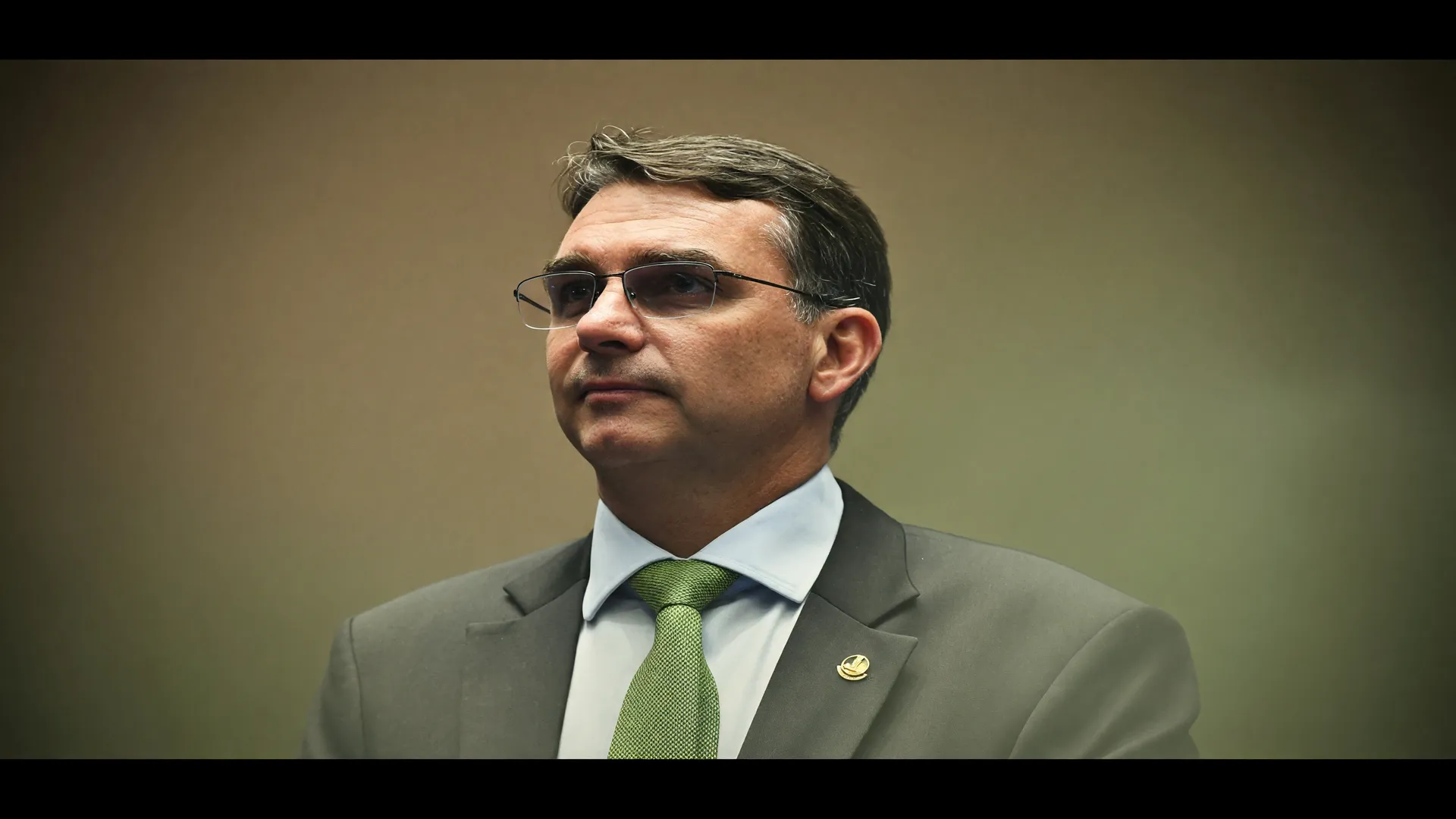 Flávio Bolsonaro em retrato; pauta sobre propostas climáticas dos candidatos nas eleições 2026