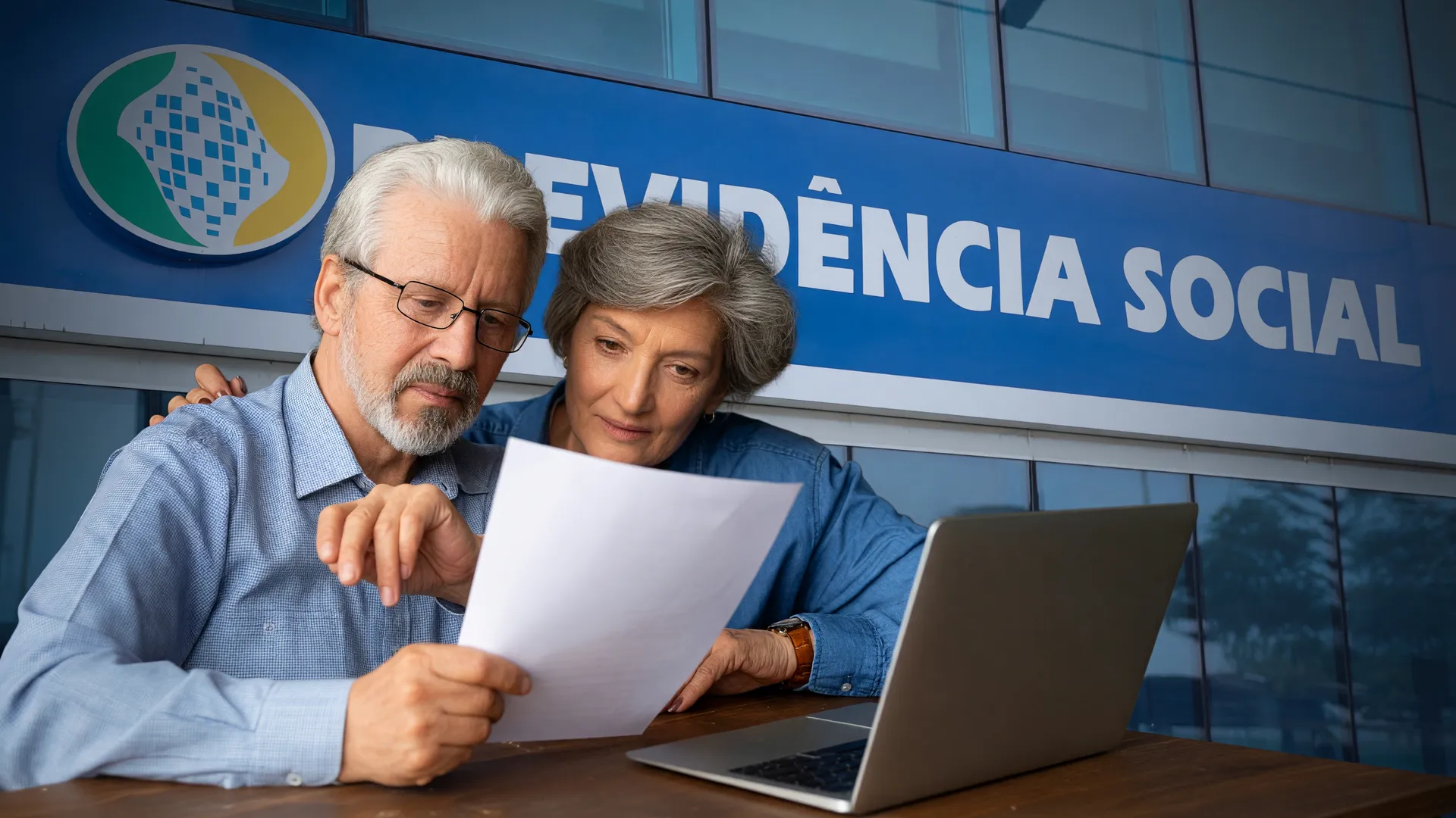 Aposentada analisa documentos financeiros enquanto Febraban aplica punições contra abusos no consignado a aposentados