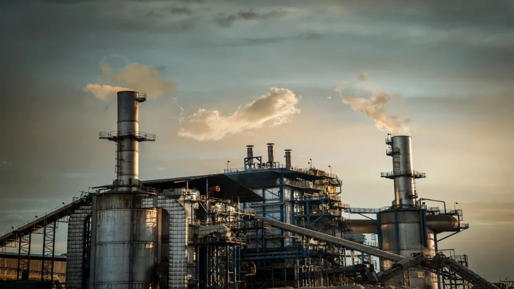 Complexo industrial brasileiro ao entardecer, simbolizando a queda da produção industrial brasileira apontada pela CNI