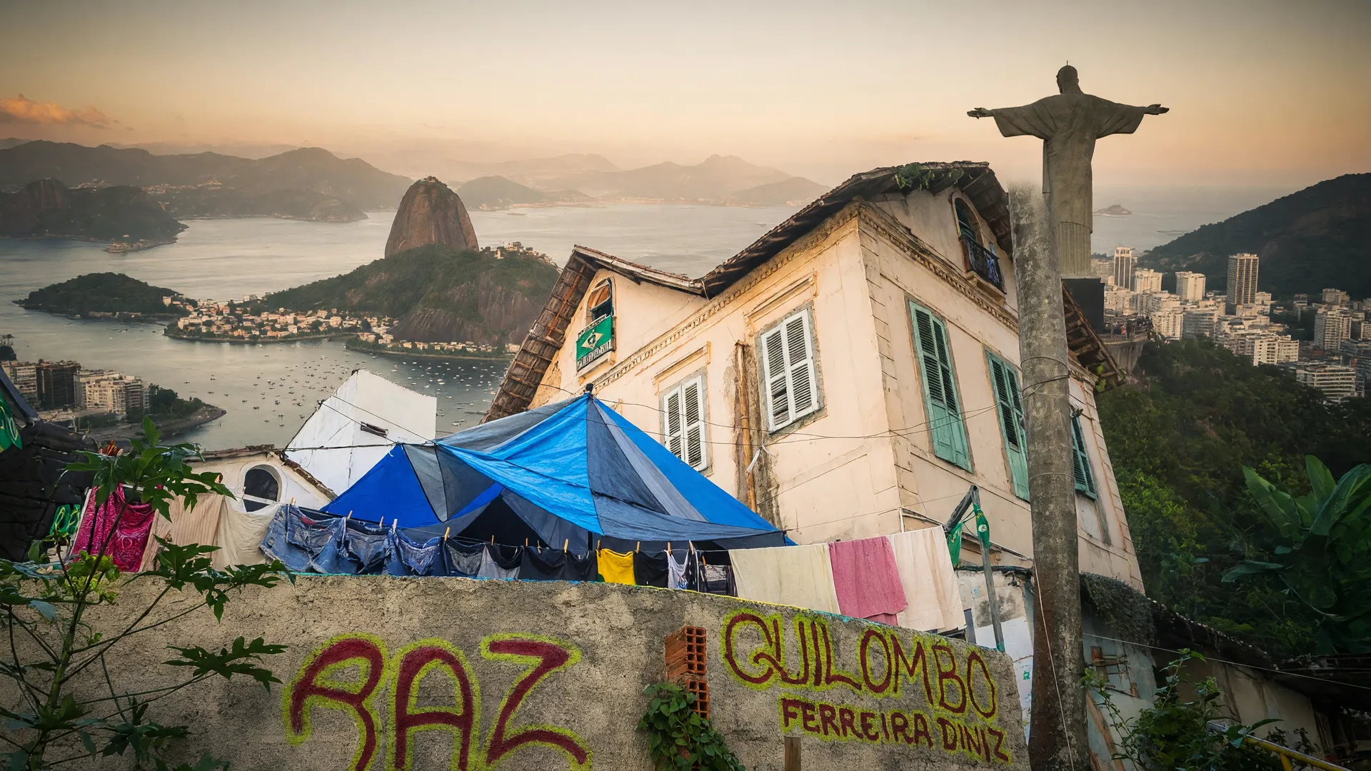 Quilombo Ferreira Diniz, primeiro quilombo urbano tombado no Rio, com casarão histórico e paisagem carioca ao fundo