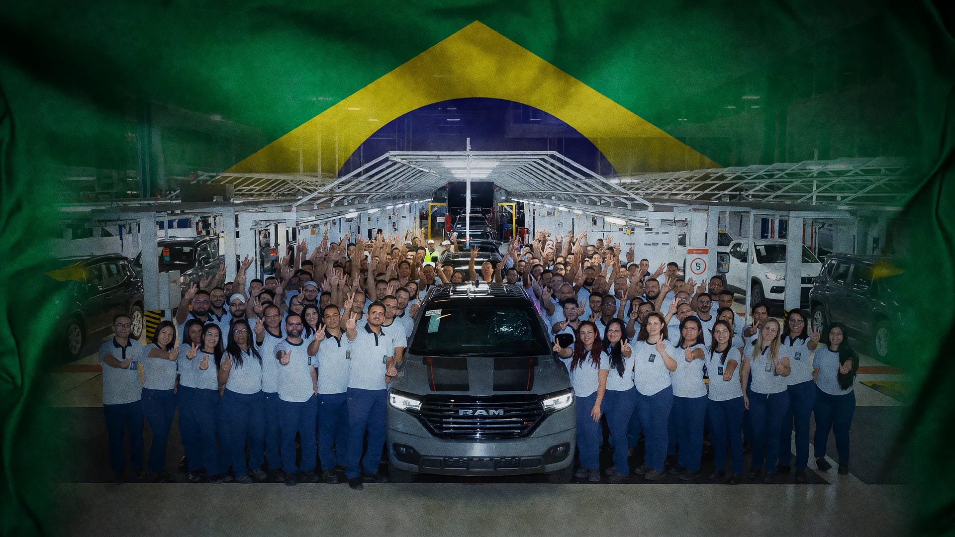Linha de produção Stellantis com picape e bandeira do Brasil em contexto de recall Jeep Wrangler Gladiator