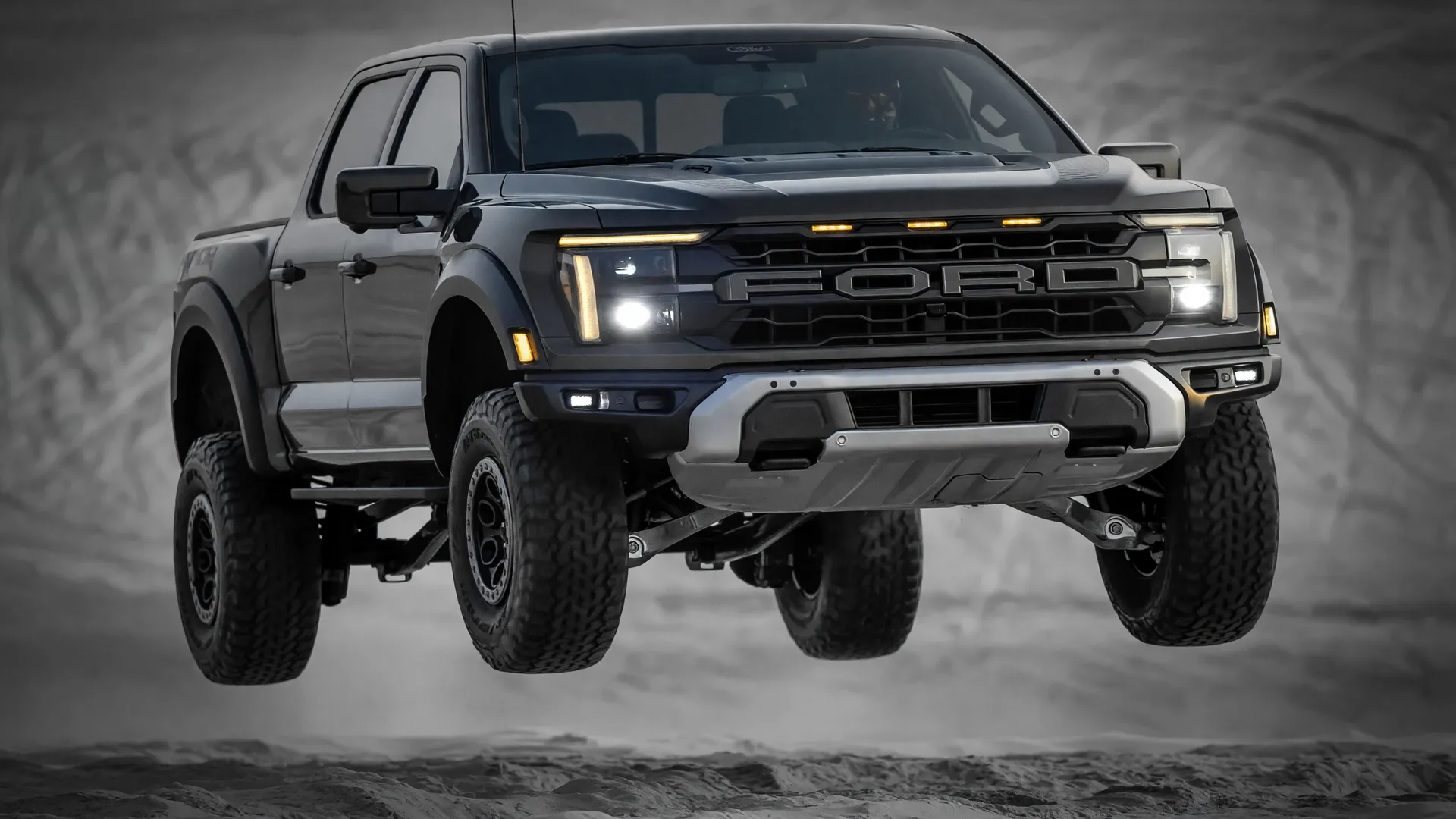 Picape Ford Raptor em ação off-road; recall da Ranger Raptor por falha no airbag afeta modelos de 2026