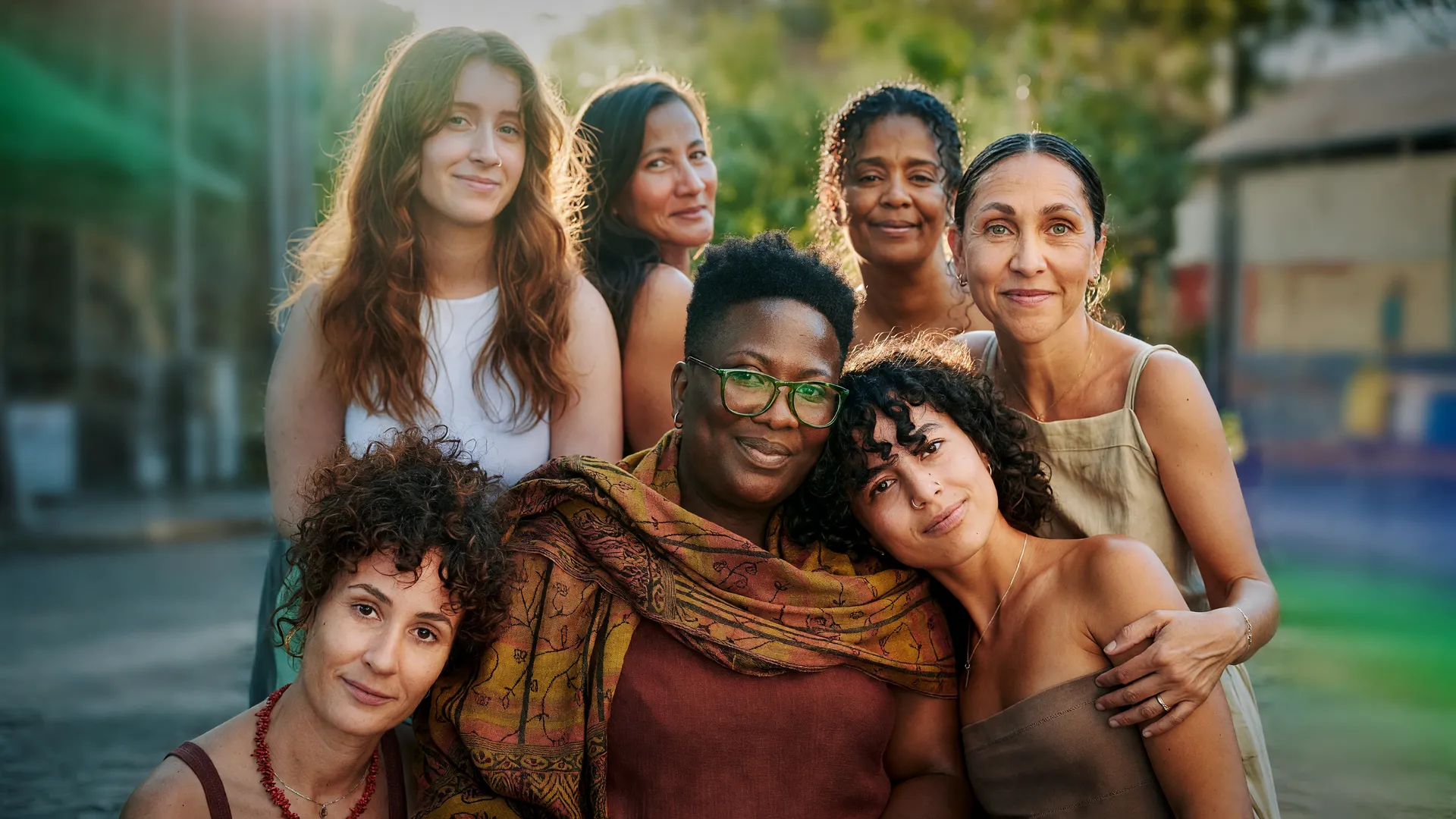 Grupo diverso de mulheres brasileiras simboliza o recorde de pessoas ocupadas no mercado de trabalho do Brasil