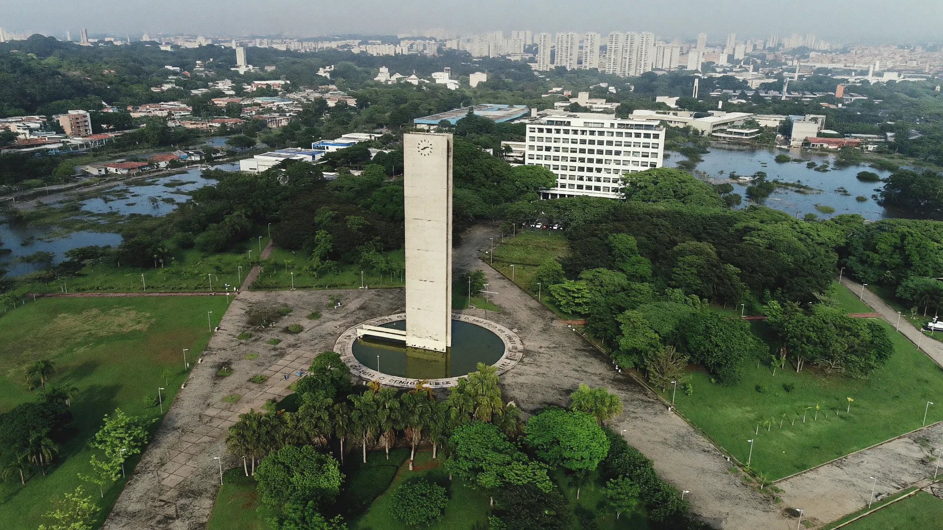 Vista aérea da USP representa pesquisa sobre resiliência urbana a enchentes em bairros vulneráveis das cidades brasileiras.