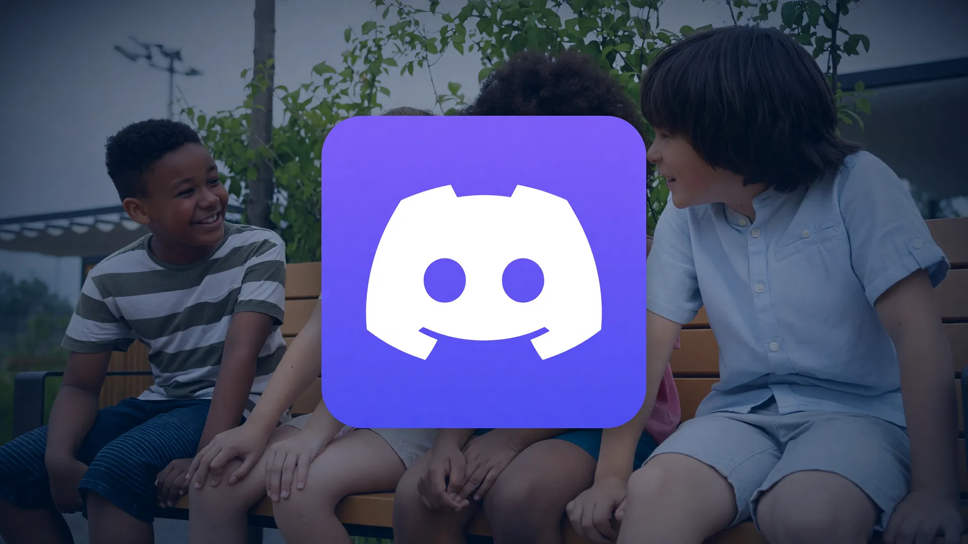 Logo do Discord e adolescentes em composição editorial sobre responsabilidade das plataformas ECA Digital