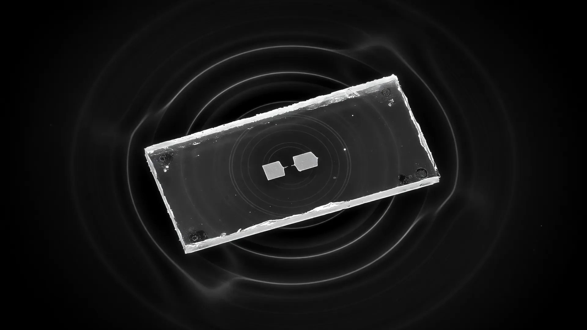 Chip de qubit supercondutor ao microscópio eletrônico, central no experimento de salto quântico do som