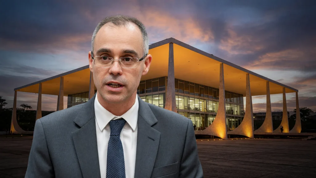 André Mendonça ao decidir a soltura do ex-procurador do INSS, com a fachada do STF ao entardecer ao fundo