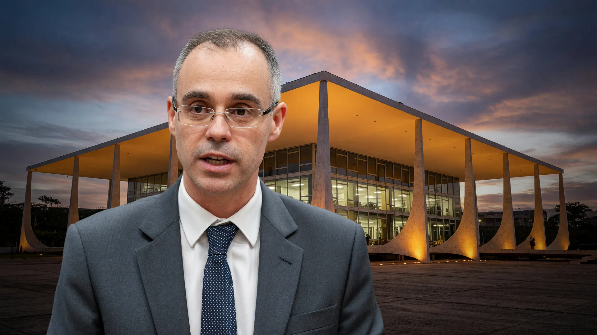 André Mendonça ao decidir a soltura do ex-procurador do INSS, com a fachada do STF ao entardecer ao fundo