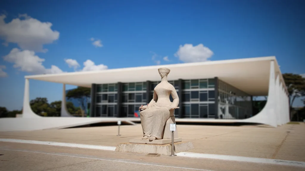Fachada do STF com escultura da Justiça, remetendo ao julgamento sobre STF previdência de servidores públicos.