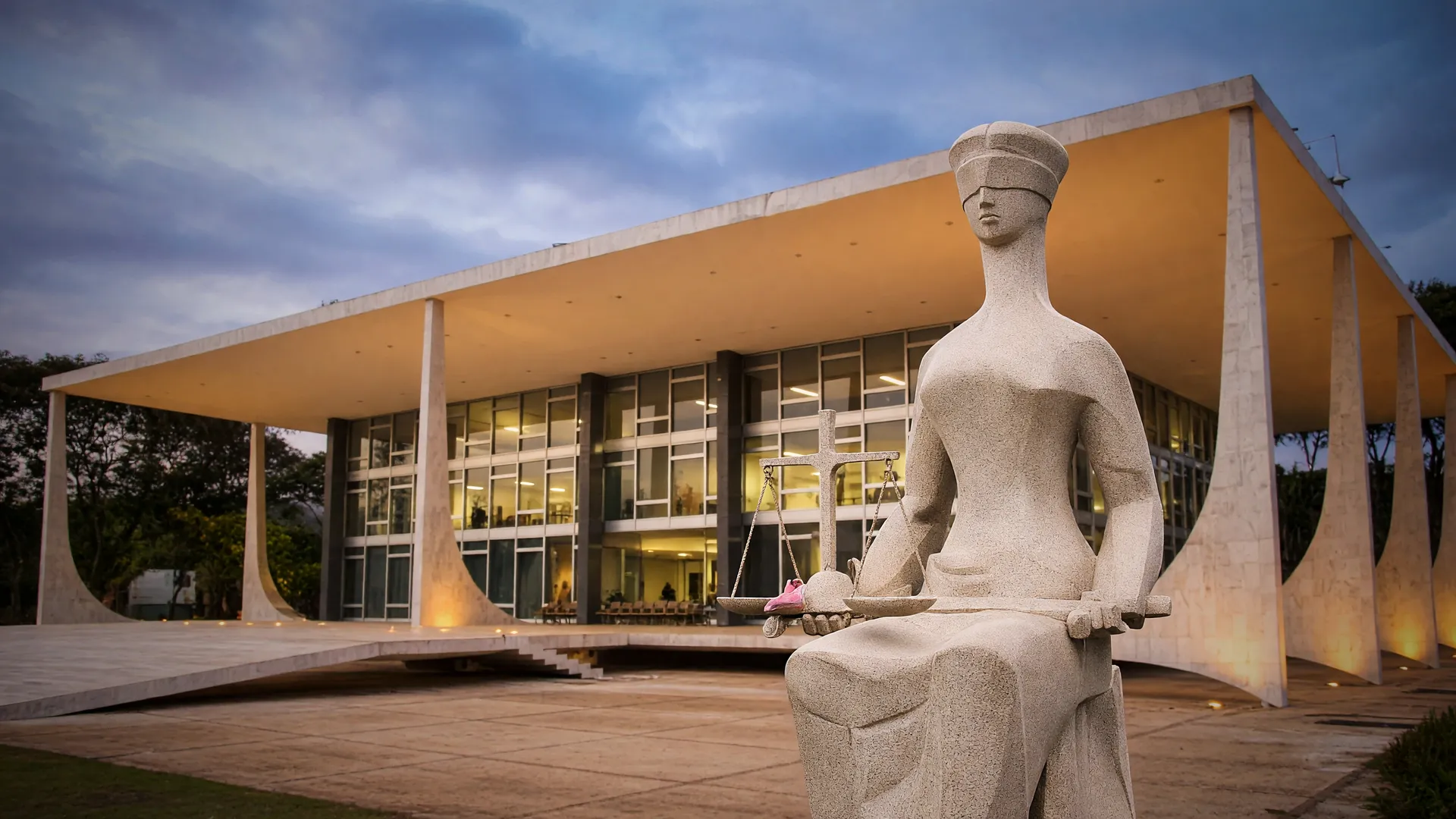 Fachada do STF ao entardecer simboliza decisão sobre suspensão da pena de Bolsonaro no julgamento da trama golpista.