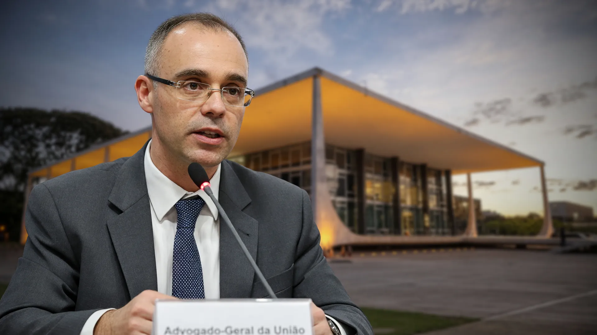 Ministro André Mendonça, do STF, decide manter suspensão das multas da NR-1 sobre saúde mental no trabalho