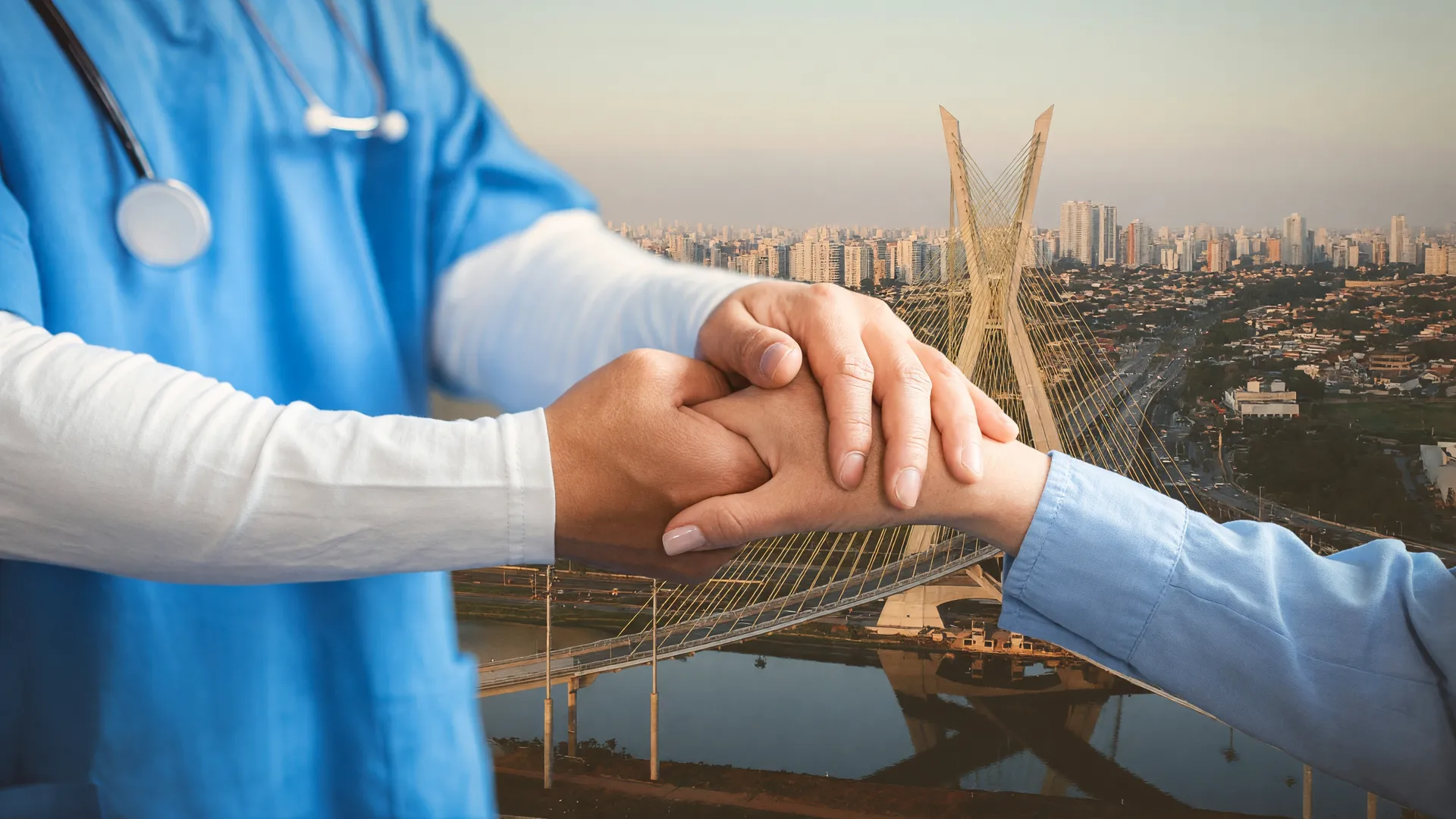 Paciente aperta mão de profissional de saúde, representando o teste clínico polilaminina lesão medular em São Paulo
