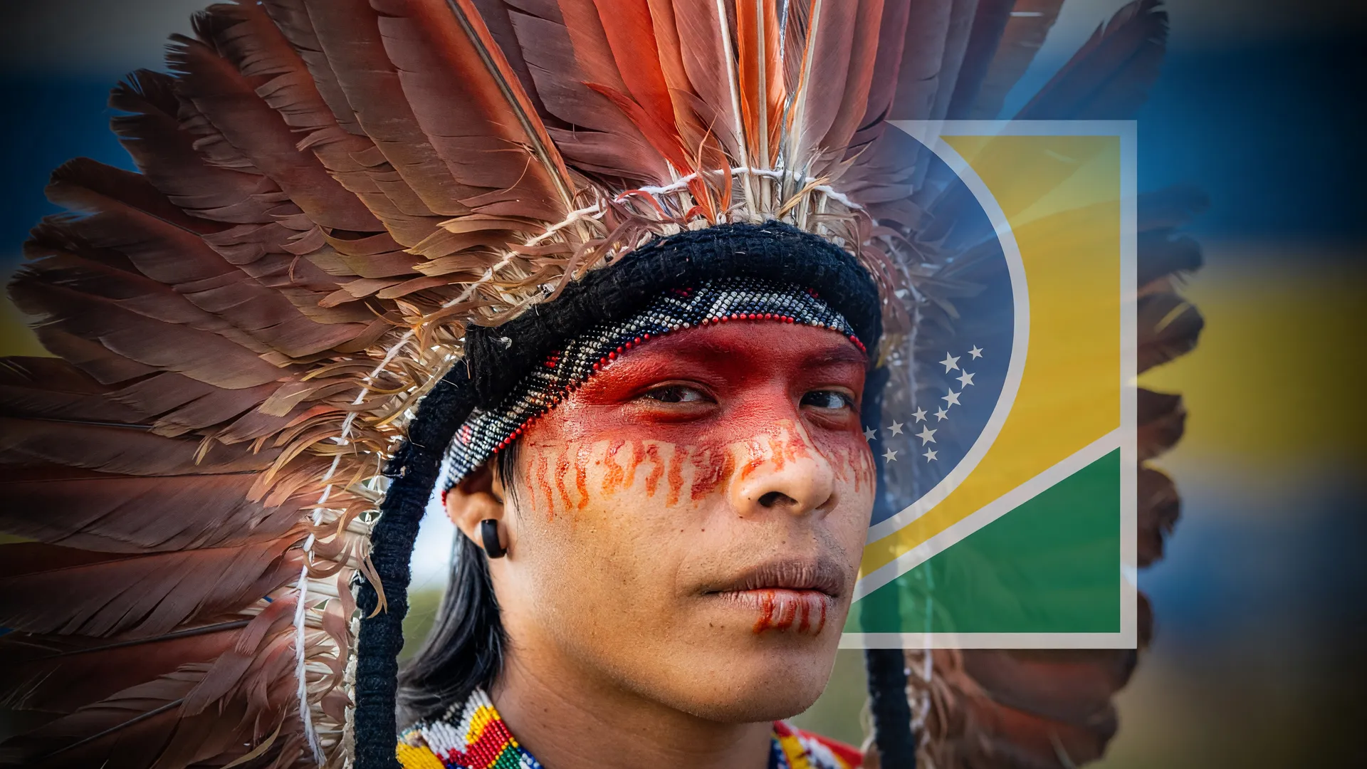 Indígena em trajes tradicionais com emblema da Justiça Eleitoral — transporte gratuito para votar
