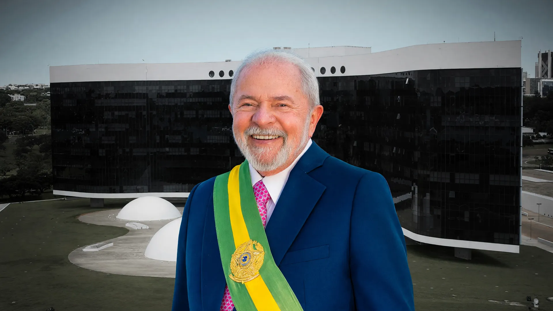 TSE aceita ação contra Lula: presidente com faixa presidencial diante do Tribunal Superior Eleitoral