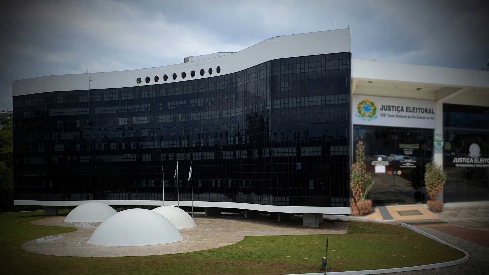 Fachada do TSE representa a abstenção no primeiro turno eleições 2026, com recorde de ausências nas urnas