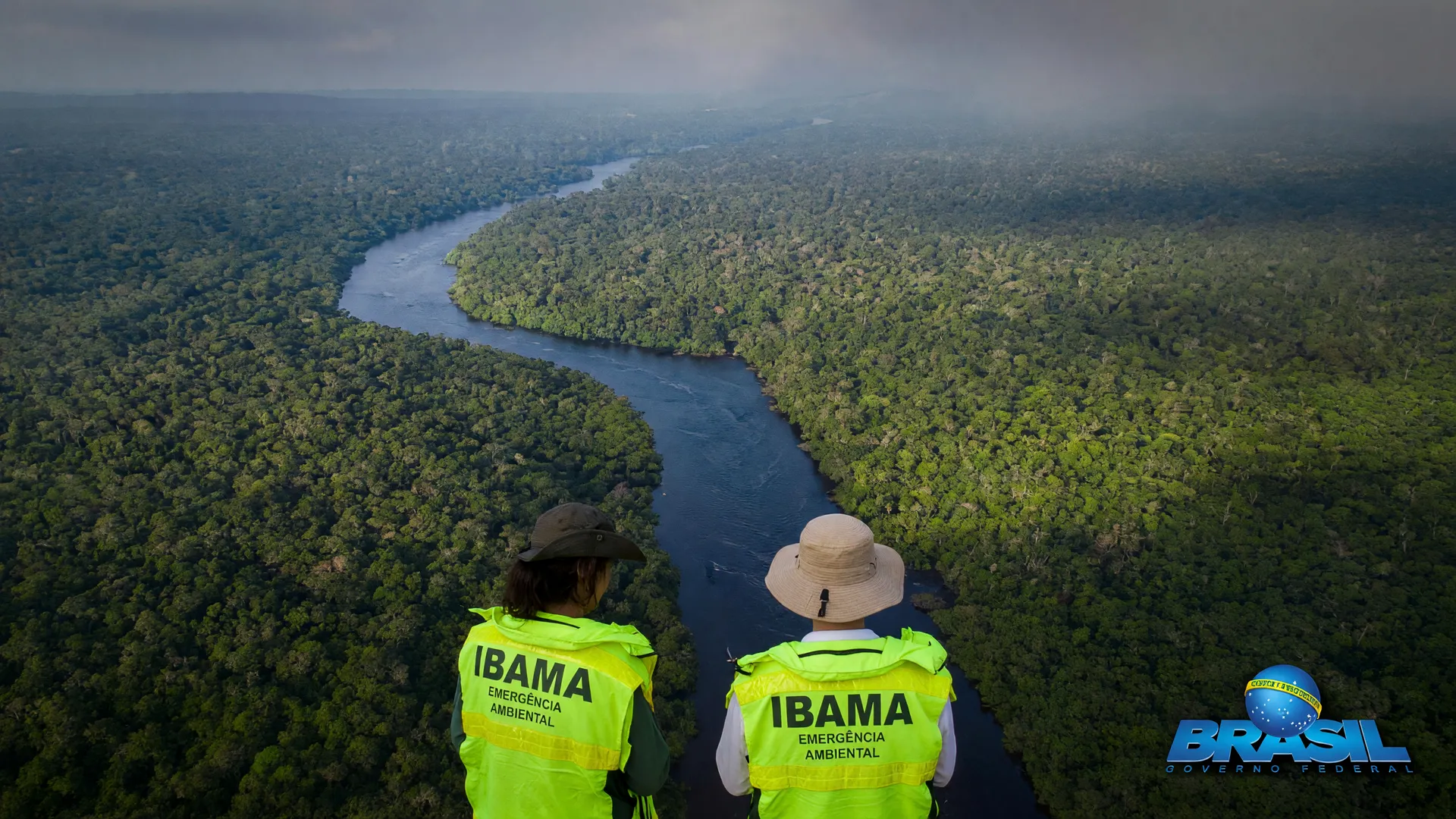 Fumaça cobre floresta do Amazonas enquanto segue a ajuda federal incêndios no Amazonas