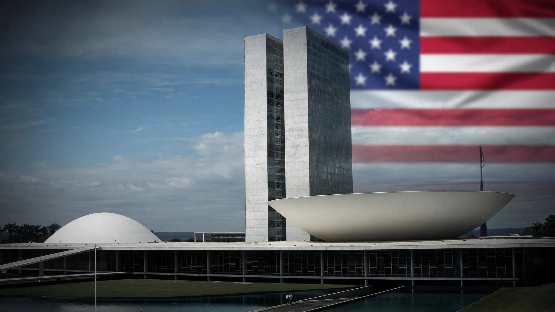 Congresso Nacional em Brasília sob alerta de embaixadas sobre eleições, com bandeira dos EUA ao fundo