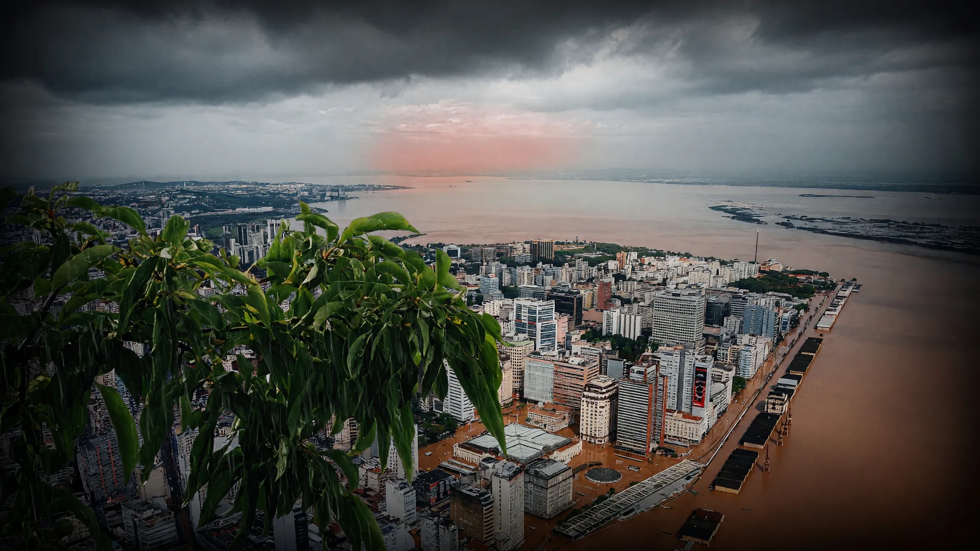 Chuva forte e cidade alagada ilustram o alerta de tempestade no Sul, com risco de granizo e apagões.