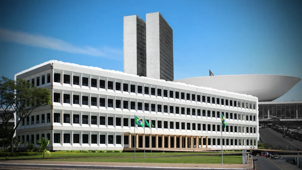 Prédio do TCU em destaque sobre o Congresso Nacional, ilustrando a alíquota da CBS em 2027 e a reforma tributária