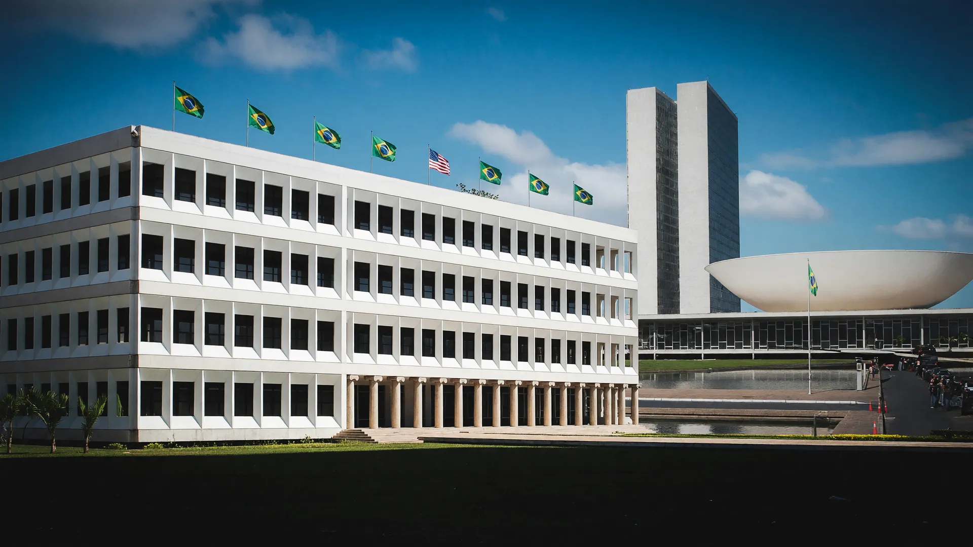 Fachada do TCU em primeiro plano e o Congresso Nacional ao fundo, ilustrando a alíquota da CBS em 2027