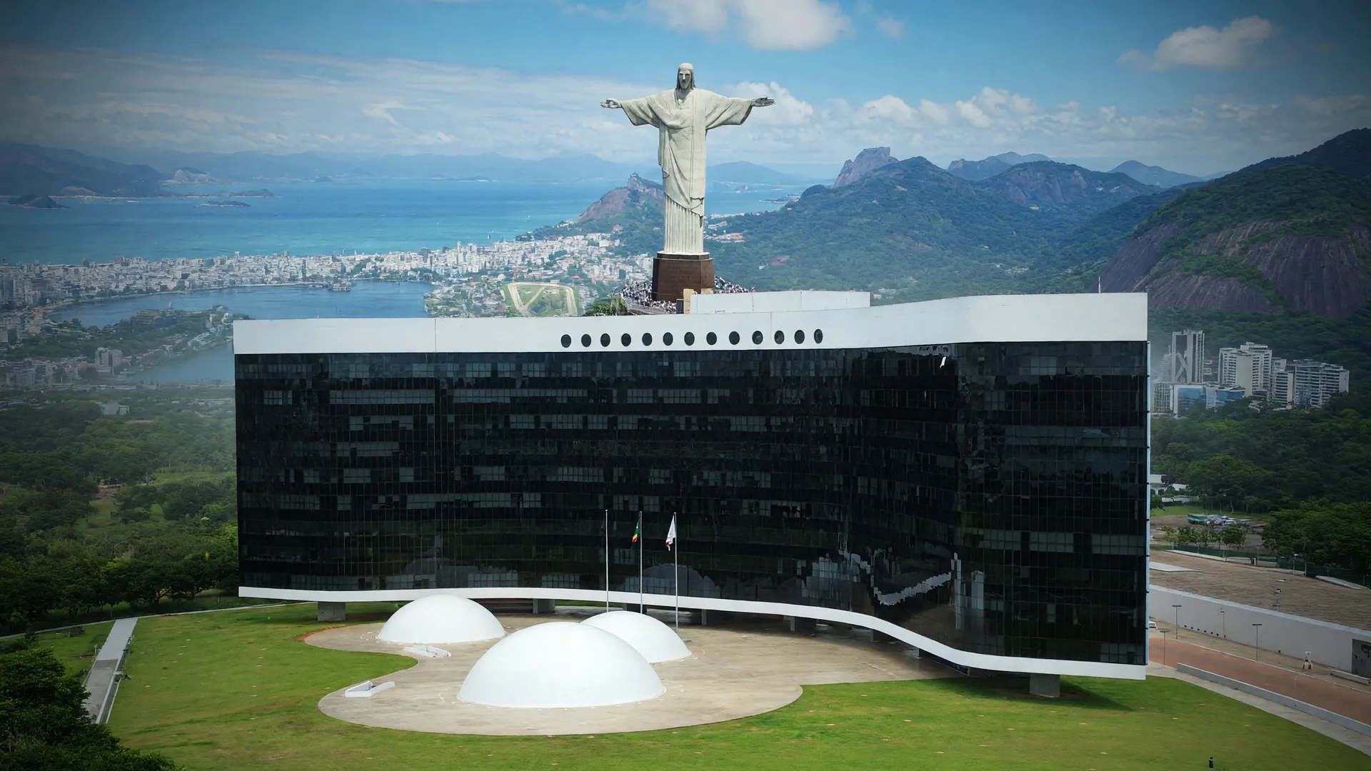 TSE decide anulação dos votos de Garotinho no Rio de Janeiro, com Cristo Redentor ao fundo