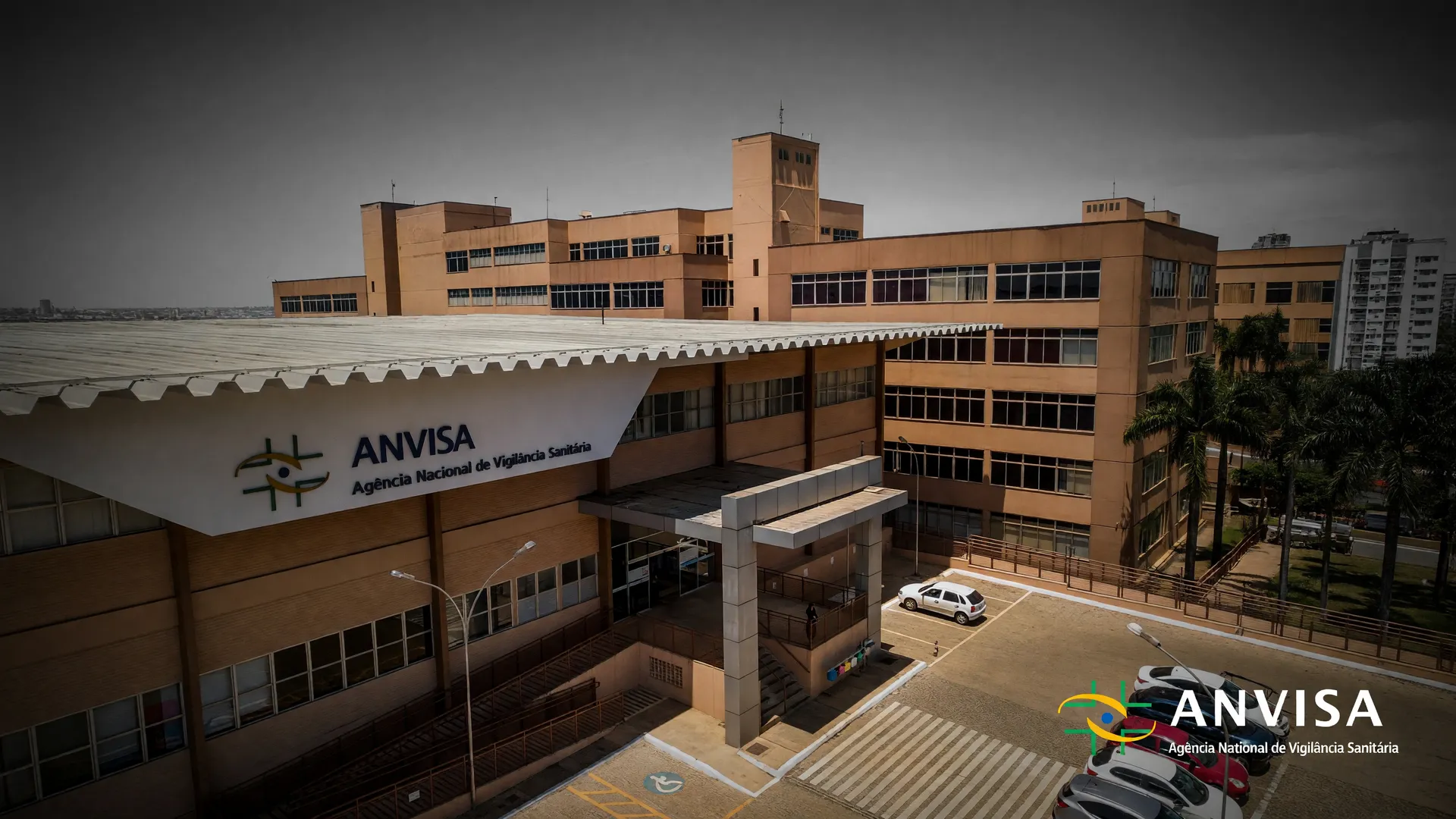 Anvisa recolhe linguiça com Listeria: sede da agência em Brasília em destaque com tom de alerta sanitário