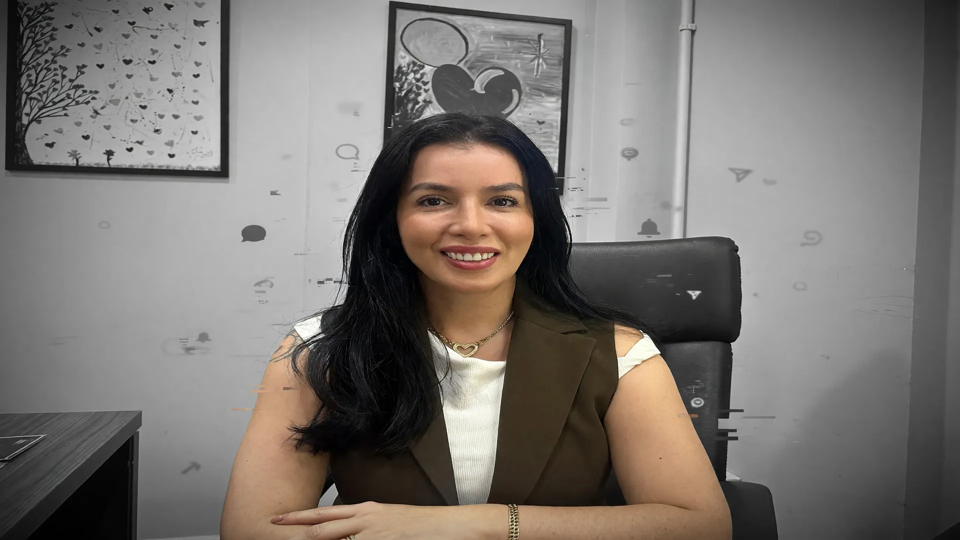Mulher candidata simboliza vítimas de ataques a candidaturas LGBT+ nas eleições de 2026 nas redes sociais